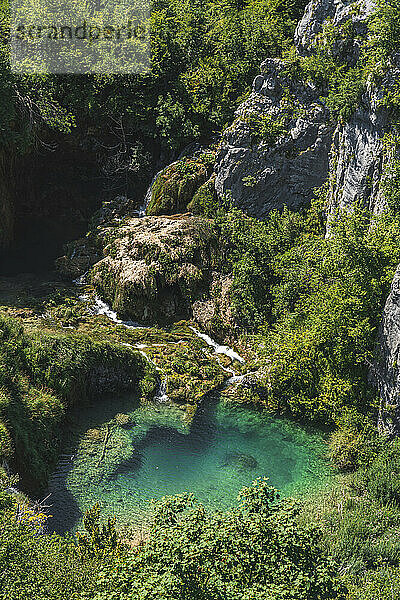 Kleiner türkisfarbener See im Nationalpark Plitvicer Seen