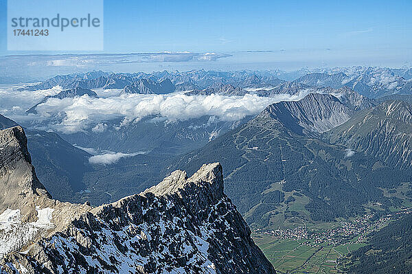 Blick vom Gipfel der Zugspitze im Wettersteingebirge