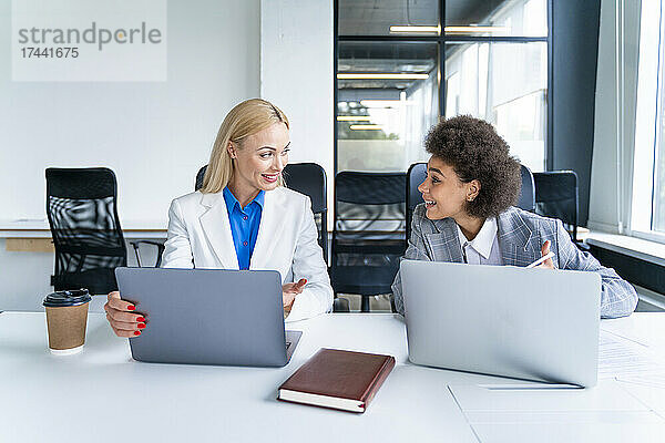 Geschäftsfrauen mit Laptop diskutieren im Büro