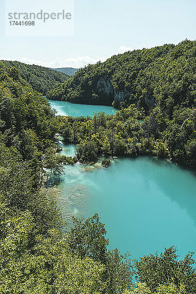 Malerische Aussicht auf die leuchtend türkisfarbenen Seen im Nationalpark Plitvicer Seen