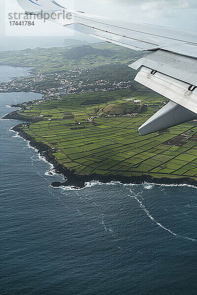 Malerischer Blick auf ein Flugzeug über der Insel