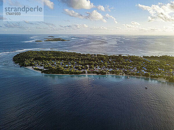 Malediven  Meemu Atoll  Mulah  Luftaufnahme einer bewohnten Insel im Indischen Ozean