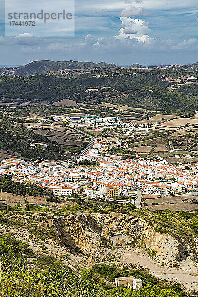 Spanien  Balearen  Menorca  Es Mercadal  Stadt vom Gipfel El Toro aus gesehen