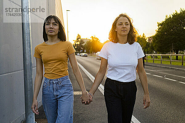 Frauen halten sich beim Gehen auf der Straße an den Händen