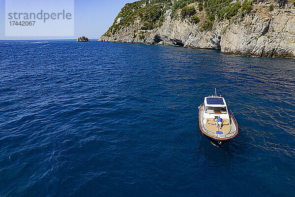 Paar entspannt im Motorboot an der Amalfiküste  Italien