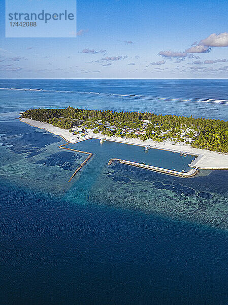 Malediven  Meemu Atoll  Veyvah  Luftaufnahme einer kleinen bewohnten Insel im Indischen Ozean