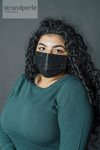 Plus-Size-Frau mit schützender Gesichtsmaske während einer Pandemie