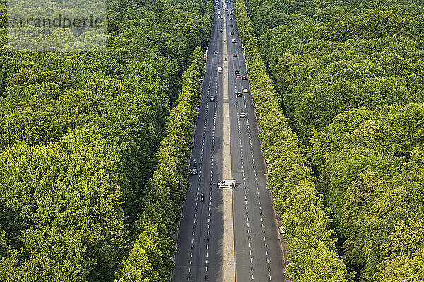 Deutschland  Berlin  Luftaufnahme des Verkehrs auf der Autobahn  die sich über den Tiergarten erstreckt