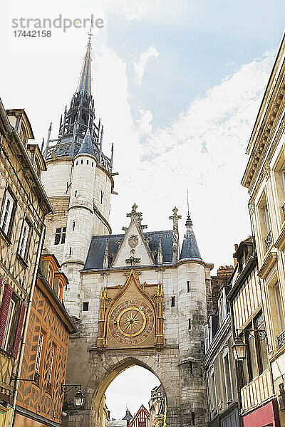 Frankreich  Departement Yonne  Auxerre  historischer Uhrturm La Tour de l'Horloge