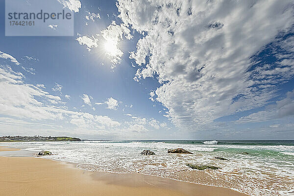 Die Sonne scheint im Sommer über Jones Beach  Australien