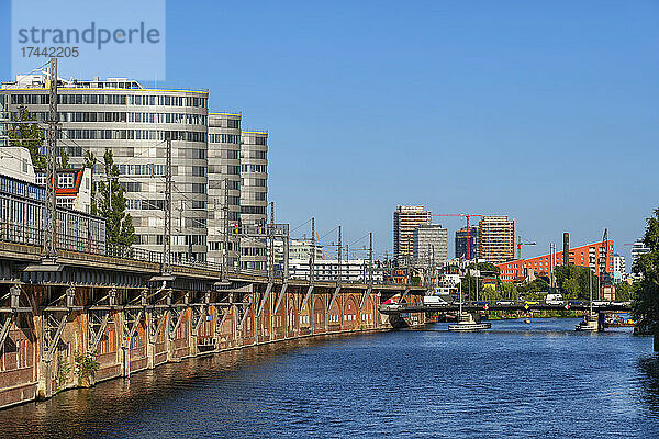 Deutschland  Berlin  Spreekanal mit der Michaelbrücke im Hintergrund