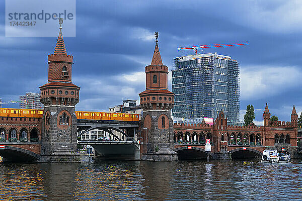 Deutschland  Berlin  Oberbaumbrücke in der Abenddämmerung