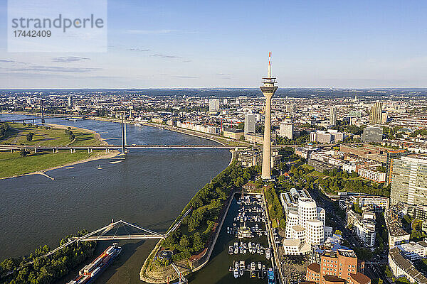 Deutschland  Nordrhein-Westfalen  Düsseldorf  Luftaufnahme des Medienhafens mit Rheinturm und Rheinkniebrücke im Hintergrund