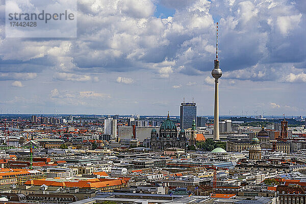 Deutschland  Berlin  Stadtbild mit Berliner Dom und Berliner Fernsehturm im Zentrum