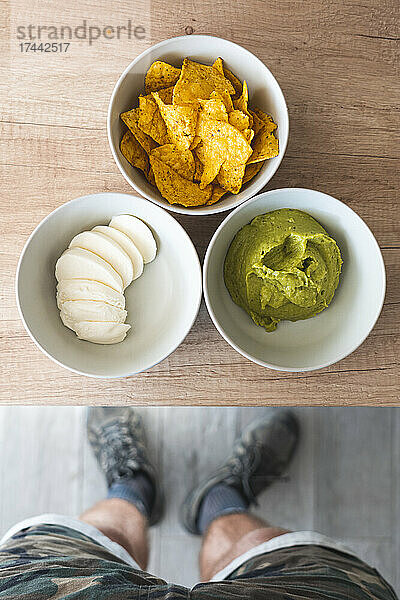 Nacho-Chips und Guacamole auf dem Tisch