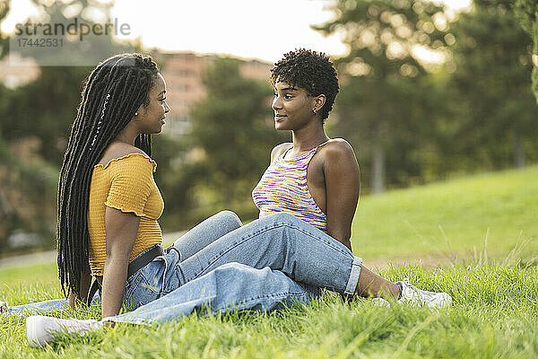Lesbische Frauen verlieben sich  während sie im Gras sitzen