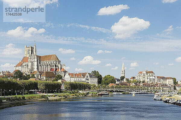 Frankreich  Departement Yonne  Auxerre  Fluss Yonne im Sommer mit der Kathedrale von Auxerre und der Abtei Saint-Germain dAuxerre im Hintergrund