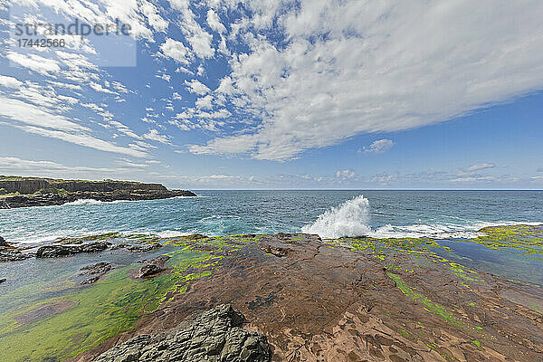 Australien  New South Wales  Kiama  Wolken über der Küste der geologischen Stätte Bombo Headland Quarry