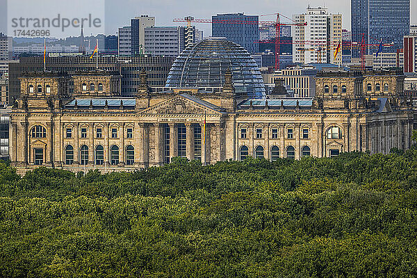 Deutschland  Berlin  Rand des Tiergartens mit Reichstagsgebäude im Hintergrund