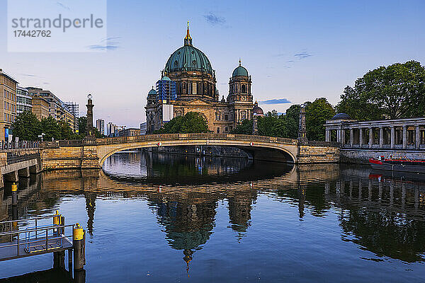 Deutschland  Berlin  Friedrichsbrücke in der Abenddämmerung mit dem Berliner Dom im Hintergrund