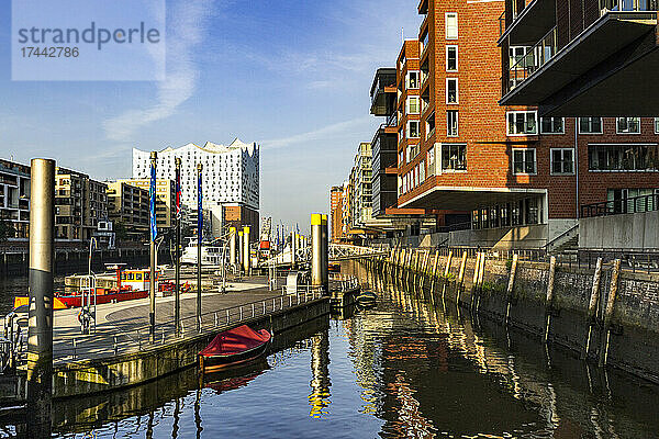 Deutschland  Hamburg  Kanal am Sandtorkai mit Elbphilharmonie im Hintergrund