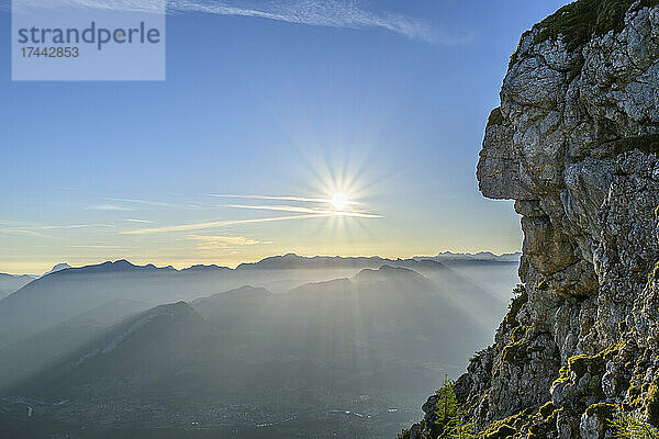 Drohnenansicht der Bergkette der Chiemgauer Alpen gegen den Himmel