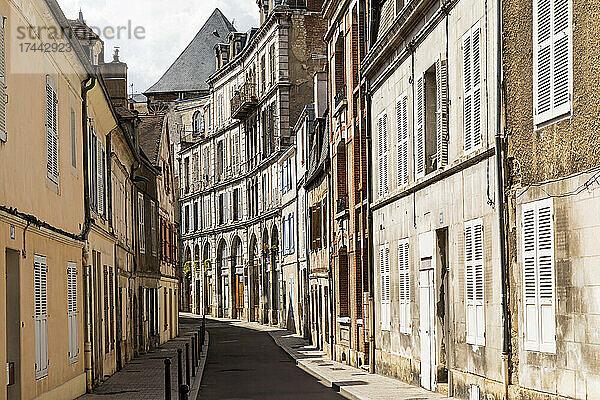 Frankreich  Departement Yonne  Auxerre  Häuser entlang der Altstadtgasse