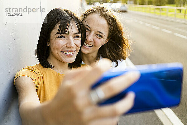 Lesbisches Paar macht Selfie mit dem Handy