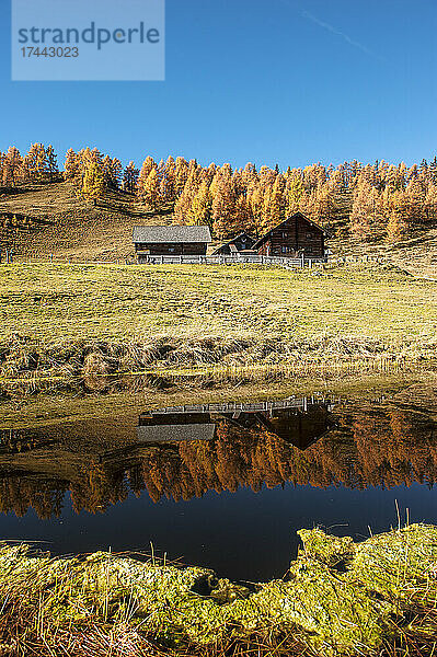 Bauernhaus spiegelt sich in einem kleinen See wider