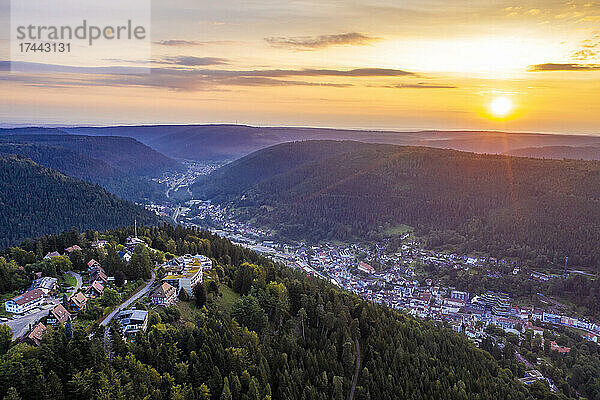 Deutschland  Baden-Württemberg  Bad Wildbad  Luftaufnahme einer Stadt im Schwarzwald bei sommerlichem Sonnenuntergang