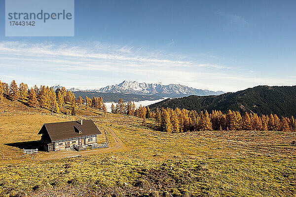 Abgeschiedene Hütte in den Ennstaler Alpen im Herbst