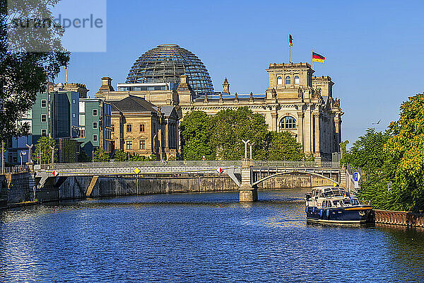 Deutschland  Berlin  Spreekanal mit Reichstag im Hintergrund