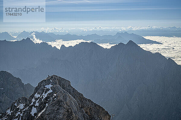 Blick vom Gipfel der Zugspitze im Wettersteingebirge
