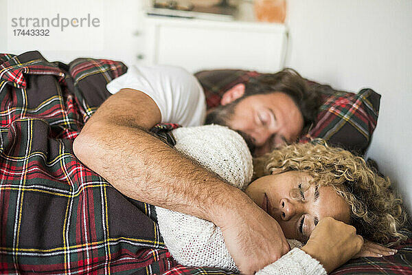 Reifer Mann und Frau schlafen zu Hause im Bett
