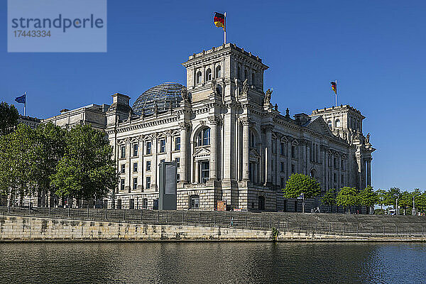 Deutschland  Berlin  Reichstag mit Spreeufer im Vordergrund