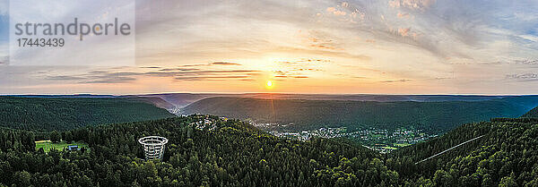 Deutschland  Baden-Württemberg  Bad Wildbad  Luftpanorama des Schwarzwaldes bei sommerlichem Sonnenuntergang