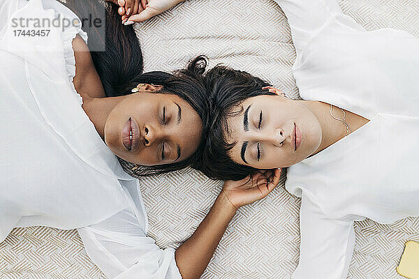 Lesbisches Paar entspannt sich auf einer Decke