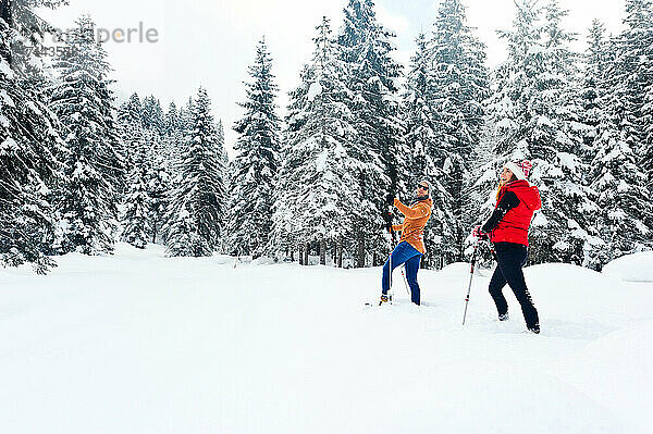 Paar wandert im Winter auf Schnee