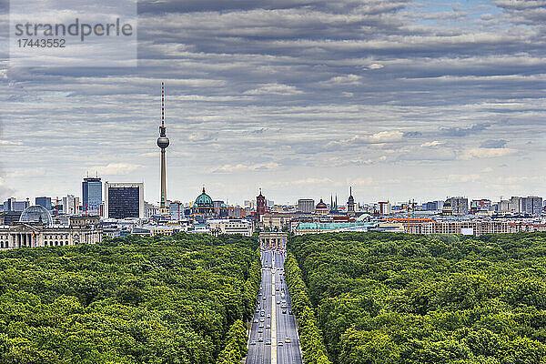 Deutschland  Berlin  Wolken über der Autobahn  die durch den Tiergarten zieht  mit der Skyline der Stadt im Hintergrund