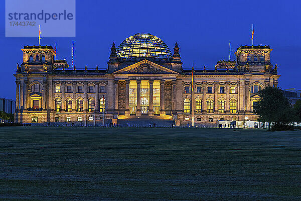 Deutschland  Berlin  beleuchtete Fassade des Reichstags bei Nacht