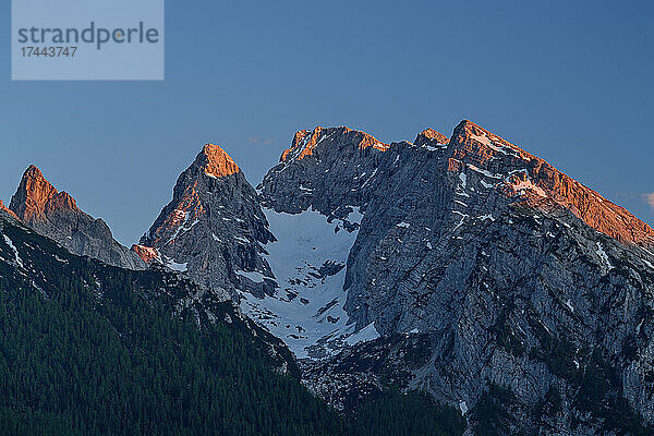 Chiemgauer Alpen vor klarem Himmel bei Sonnenuntergang
