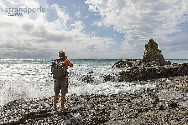 Männlicher Tourist fotografiert Cathedral Rocks am Jones Beach  Australien