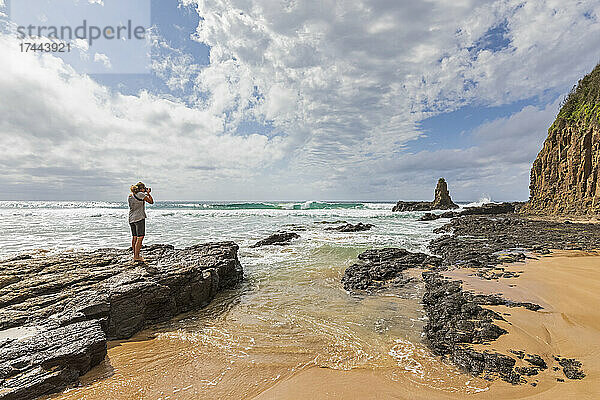 Touristin fotografiert Cathedral Rocks am Jones Beach  Australien