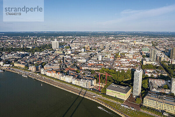 Deutschland  Nordrhein-Westfalen  Düsseldorf  Luftaufnahme einer Stadt am Fluss