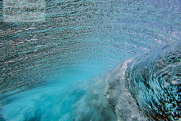 Blaue Wasserwellen unter Wasser