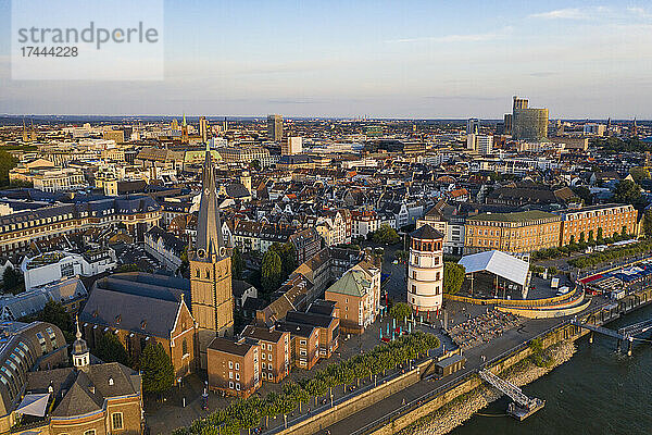 Deutschland  Nordrhein-Westfalen  Düsseldorf  Luftaufnahme von Burgplatz  Schlossturm und St.-Lambert-Kirche in der Abenddämmerung
