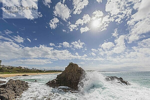 Die Sonne scheint über einer kleinen Felsformation am Jones Beach  Australien