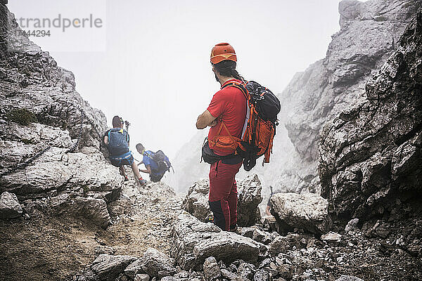 Männliche Wanderer mit Rucksack wandern am Berg