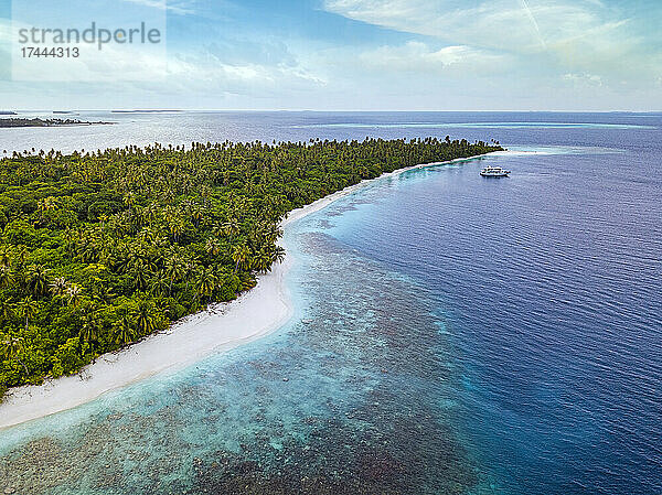 Malediven  Kolhumadulu Atoll  Luftaufnahme der bewaldeten Küste der Insel Kanimeedhoo