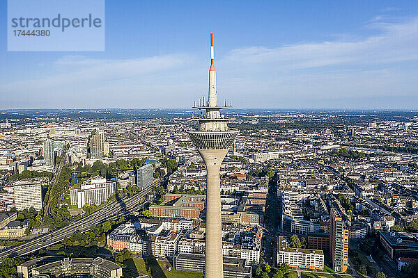 Deutschland  Nordrhein-Westfalen  Düsseldorf  Luftaufnahme des Rheinturms mit den Bereichen Unterbilk und Bilk im Hintergrund